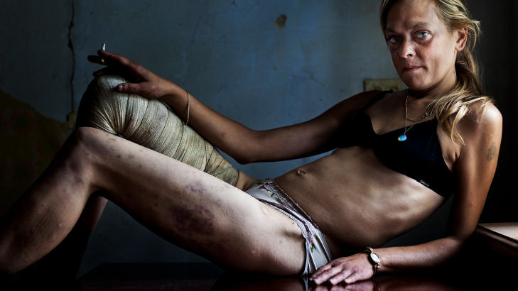 VENTER: Brent Stirton tok dette bildet av den narkomane prostituerte Maria som venter p� neste sex-kunde. Foto: World Press Photo / Brent Stirton