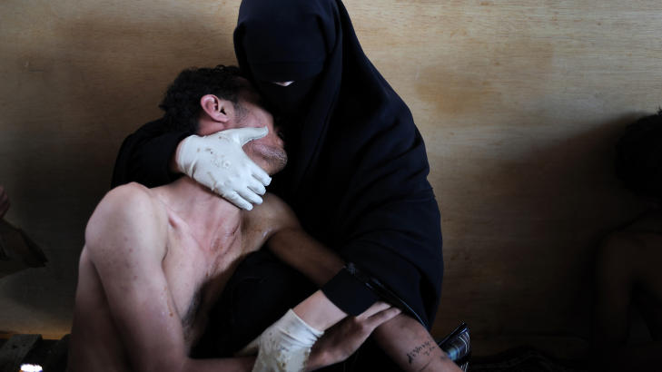 VINNERBILDET: Her sitter Fatima al-Qaws og holder s�nnen Zayed (18) som nettopp har f�tt t�regass i �ynene. S�nnen deltok i en demontrasjon i Sanaa i Yemen oktober i fjor. Foto: World Press Photo / Samuel Aranda