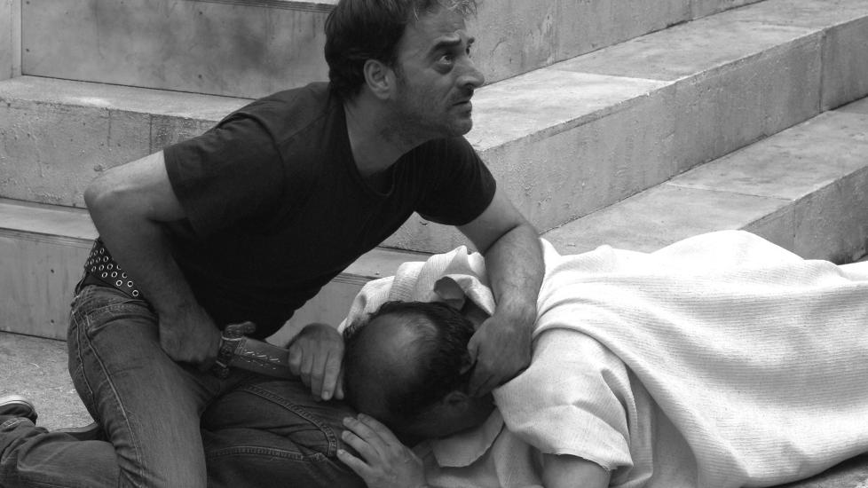 MENN MED KNIVER: Brutus (Salvatore Striano) har nettopp drept Julius C�sar (Giovanni Arcuri) i �C�sar m� d��, den prisbel�nte italienske filmen der langtidsfanger spiller hovedrollene i William Shakespeares drama.