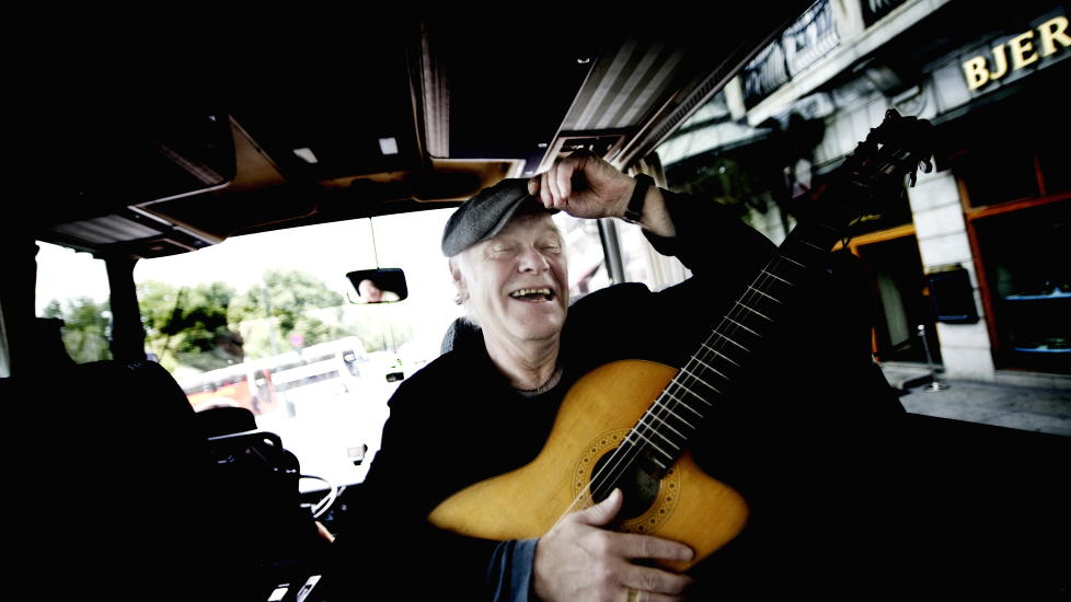 LANG PAUSE: KIm Larsen byr p� smakebiter fra sin danske verden i �Du glade verden�, hans f�rste album p� seks �r. Foto: Linda N�sfeldt / Dagbladet
