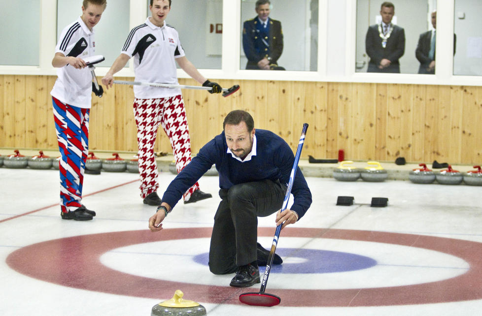 KRONEIS: Kronprins H�kon setter en stein i curlinghallen p� Lillehammer i forbindelse med deltakelsen i det f�rste m�tet som medlem av hovedkomiteen for Ungdoms-OL p� Lillehammer. Fra venstre: Peder Siksj� og Markus Skogvold. Bak vinduene i curlinghallen st�r Arne Hammersmark, politimester i Gudbrandsdalen politidistrikt og ordf�rer i Lillehammer Espen Johnsen. Bak stolpen skimtes fungerende fylkesmann i Oppland, Asbj�rn Lund. 
Foto: Geir Olsen / NTB scanpix