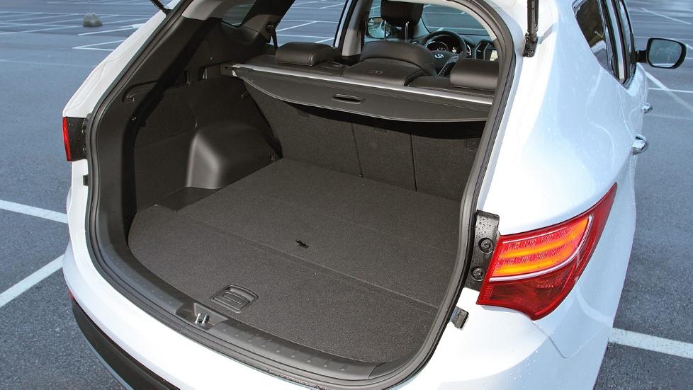 MYE PLASS: Prisen ligger p� niv� med konkurrenter som BMW X3 og Volvo XC60, men Santa Fe er en st�rre bil. Plassen er betydelig st�rre b�de i baksetet og i bagasjerommet. FOTO: Petter Handeland