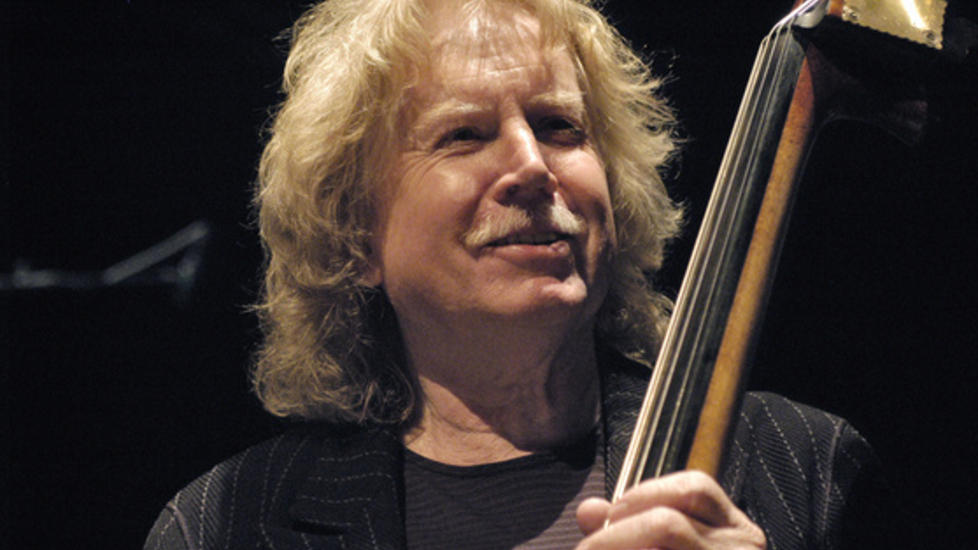 TILBAKEBLIKK:  Eberhard Weber har samlet og bearbeidet 12 av sine langt over 1000 bass-soli fra 25 �r med Jan Garbarek Group. FOTO: JORG BECKER/ECM