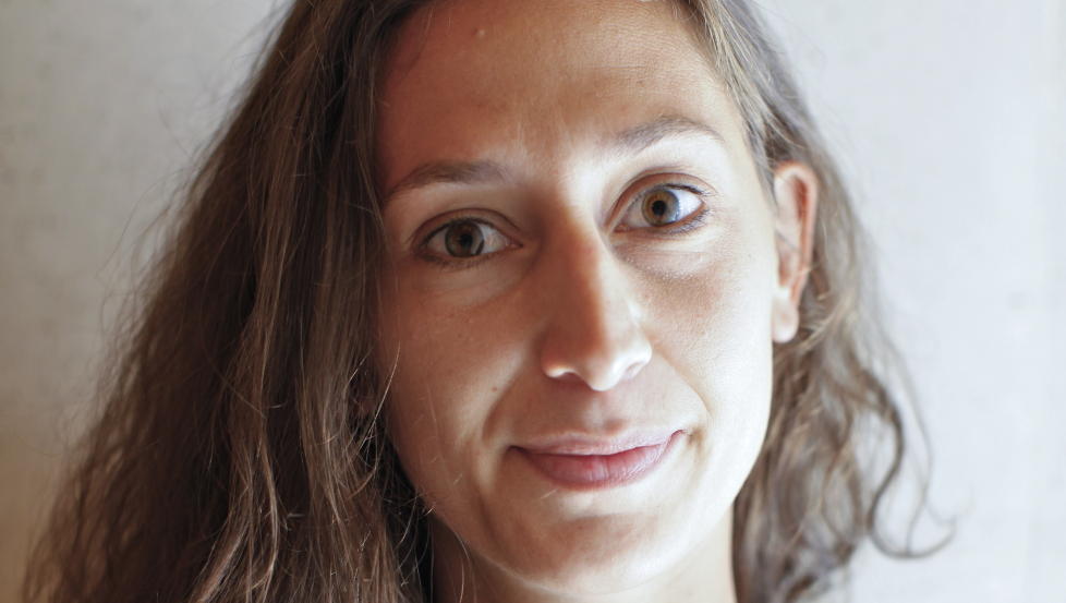 VIL HA RO OG ENSOMHET: Ida Hegazi H�yer er opprinnelig dansk-egyptisk, men er oppvokst i Oslo. N� har hun skrevet sin f�rste roman, om et menneske som s�ker skogens ro, sjelero, skrivero - og Per Petterson.
Foto: Anette Karlsen / NTB scanpix