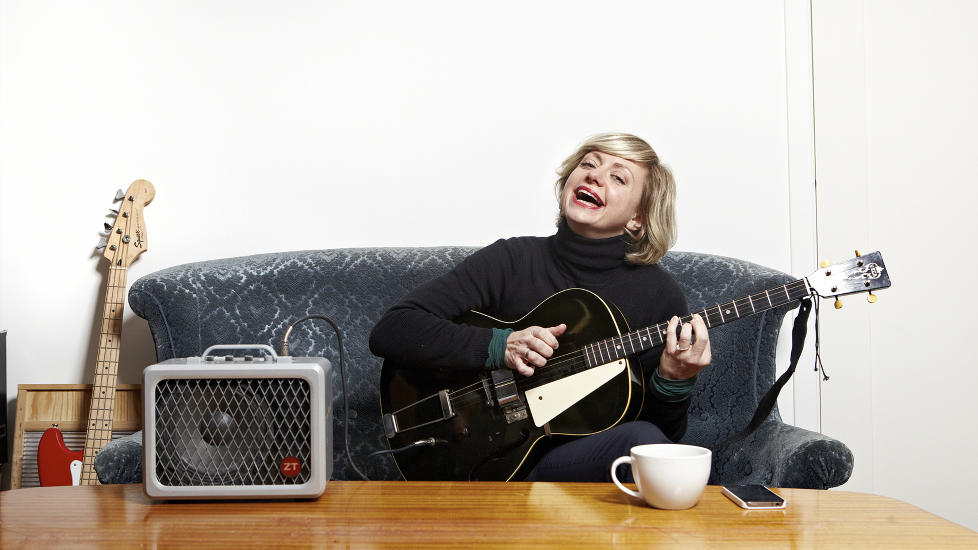 NYE STRENGER:  Hilde Louise Asbj�rnsen (36)  er veldig stolt av tenorgitaren som hun kj�pte p� Ebay og fikk tilsendt fra New York - og har med seg p� scenen. Neste s�ndag st�r hun p� scenen p� Rockefeller.Foto: PAUL PAIEWONSKY