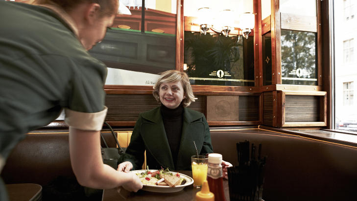 L�KKA-DAME: Jo da, Hilde Louise Asbj�rnsen er oppvokst i Sykkylven og dialekten er fortsatt 100 prosent, men etter mange �r i Oslo er hun blitt ei skikkelig Gr�nerl�kka-dame. Foto: PAUL PAIEWONSKY