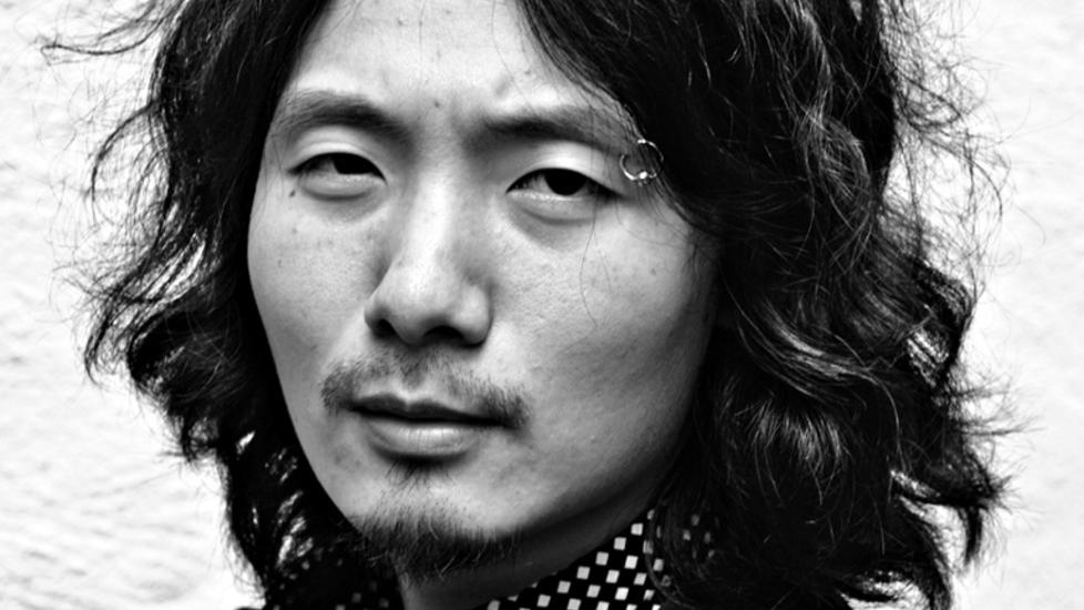 THOMAS MARCO BLATT skriv fram noko essensielt norsk, noko sv�rt gjenkjenneleg fr� n�r fortid og fr� den pulserande samtida slik den ytrar seg p� byggjefelt og butikkgater utanfor dei store byane. Foto: Kolon Forlag.