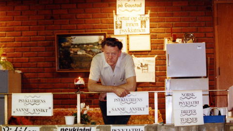 Arnold Jukler�ds hverdag som husokkupant p� Gaustad sykehus for femte �ret p� rad.  Her fra Vestibylen.  Foto:  Ole ChrThomassen/Dagbladet