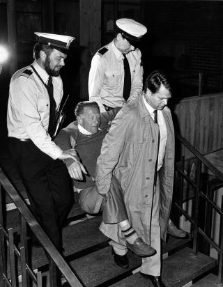 Arnold Jukler�d blir b�ret ut av Gaustad sykehus av politiet.  Foto:  Arne V. Hoem/Dagbladet