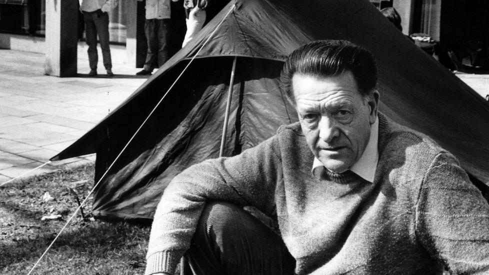 Oslo, 1985:  Arnold Jukler�d utenfor teltet sitt p� Gaustad Sykehus.   Foto:  Odd H. Anthonsen/Dagbladet