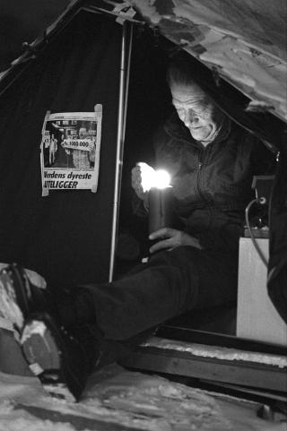 Jukler�d fotografert i sitt telt p� Gaustad sykehus, 16. desember 1985. Her tenner han en lampe i teltet. FOTO: Erik Thorberg / Bj�rn Sigurds�n / NTB / SCANPIX