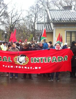 Demonstrerte mot Israels bomberegn ved ambassaden i Oslo