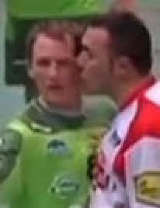 Fikk kyss p� kinnet - dro ned buksene foran publikum