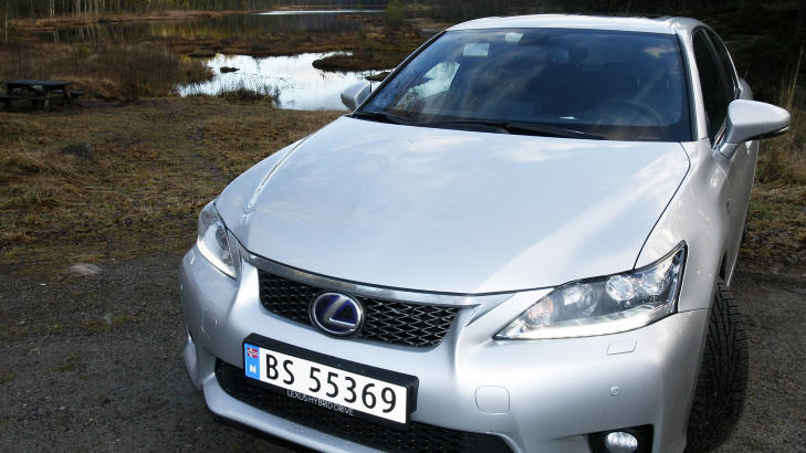 FOLKE-LUKSUS: En Lexus CT200 h starter p� dr�yt 300000 kroner. For den prisen f�r du en godt utstyrt bil med luksusf�lelse.