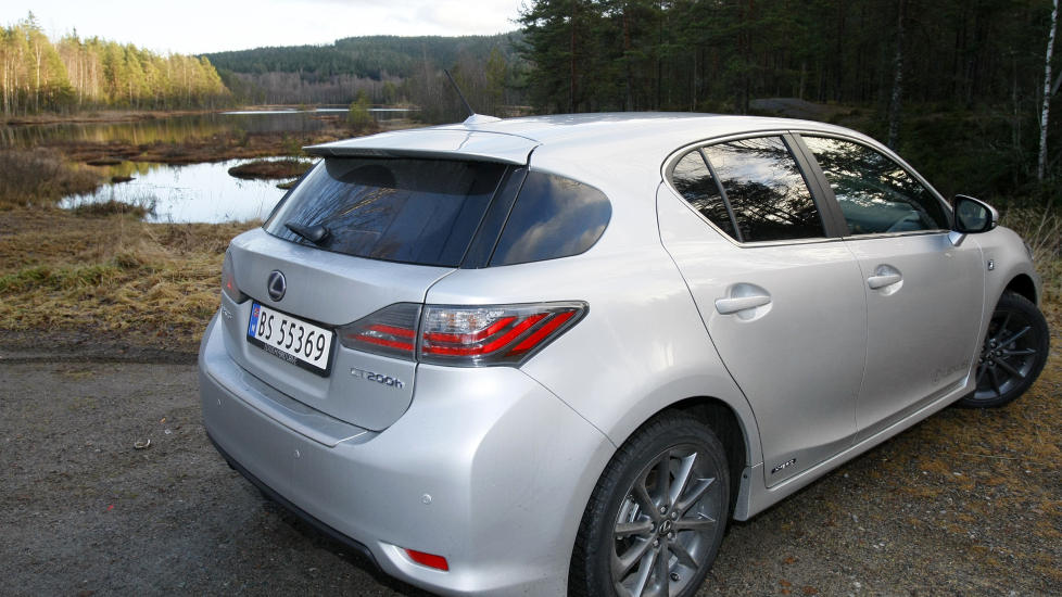 OPPGRADERT: Lexus CT200 h har f�tt ny fj�ring og mer utstyr som standard. Foto: Tormod Brenna