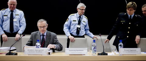 Politikerne skylder p� politiet. Politiet p� politikerne