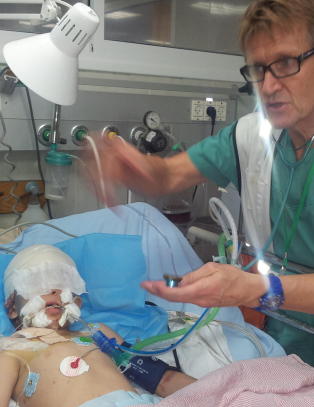 Her fors�ker Mads � hjelpe Fouad (5)