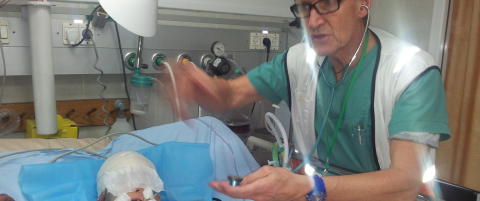 Her fors�ker Mads � hjelpe Fouad (5)