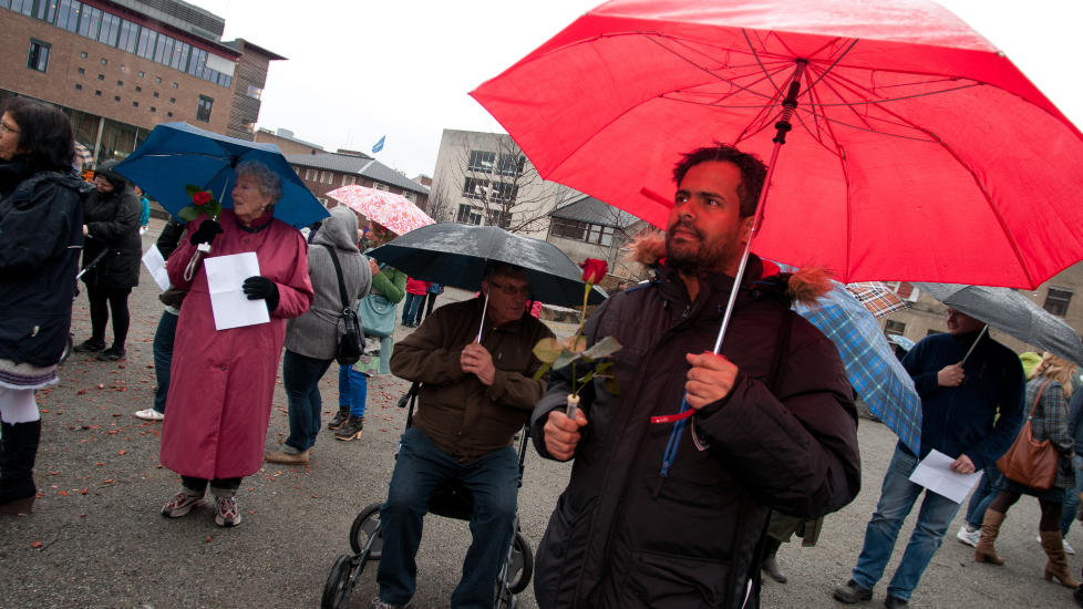 MISFORST�TT: Khalid Haji Ahmed (med r�d paraply) mener hans rolle i saken er overdrevet. 
Foto: Jo E. Brenden / NTB scanpix