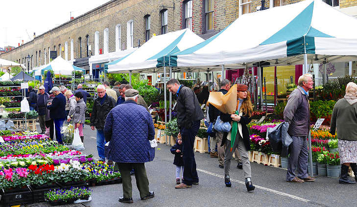 GATEMARKEDENES LONDON: Er du lei av Oxford Street, skal du ta turen til �st-London. Der finner du spennende boder og butikker p� de mange markedene. Foto: MARIANNE WIE