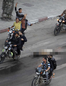 Her drar Hamas liket av en �spion� igjennom Gaza by