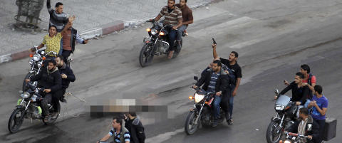 Her drar Hamas liket av en «spion» igjennom Gaza by