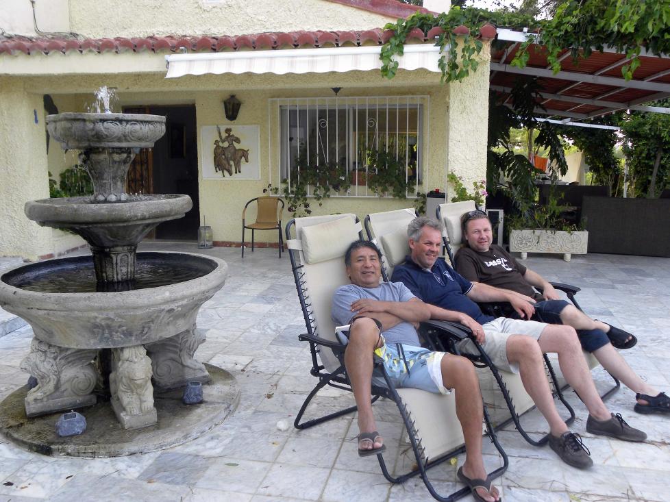 I ARBEID: Trioen Alex Acuna, Jan Gunnar Hoff og Per Mathisen i en opptakspause i Studio Barxeta i Spania. FOTO: LOSEN REC