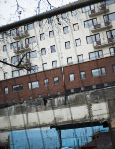 - Sprekker i vegger og skjeve vinduer