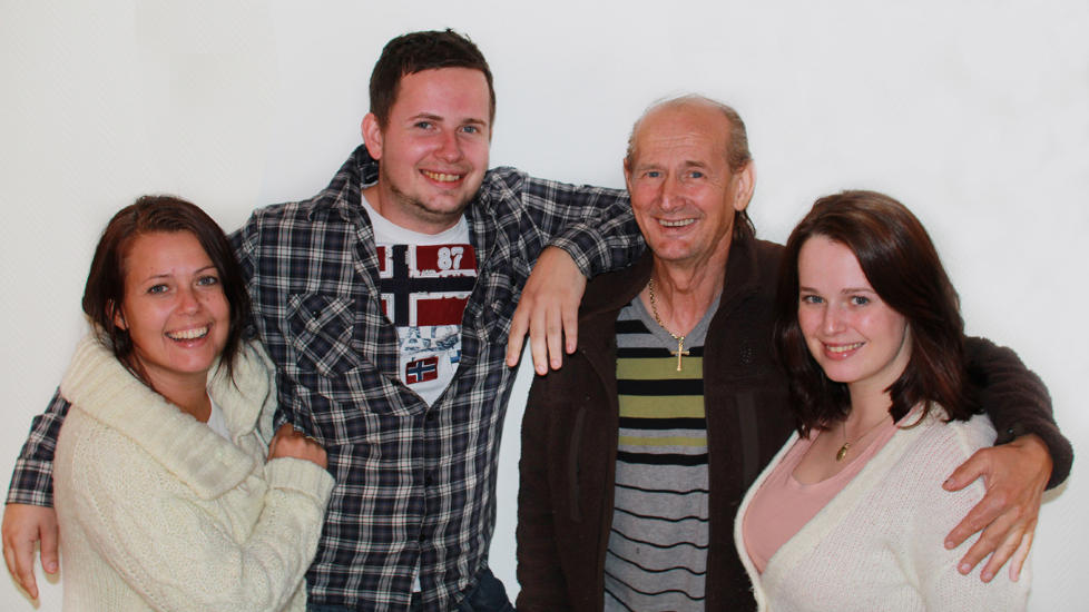 JULEGLEDE: Familien Akselsen synger jula inn: Alice Kristine (f.v.), Stig, Elias og Veronica Akselsen. Foto: �yvind Sauarlia