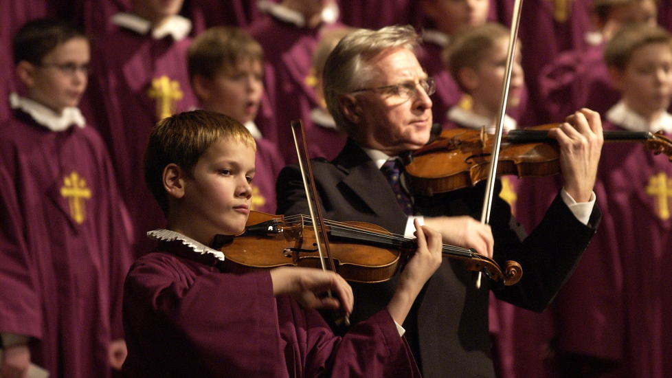 SPILLER JULA INN: Arve Tellefsen har i en �rrekke spilt med Nidarosdomens guttekor. Her er han og unge Viktor Stenhjem solister under en julekonserti 2001. Foto: Tom E. �sthuus / Dagbladet