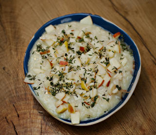 GR�TVARIANT: Eplerisotto med frisk timian, vesterhavsost og eple. Foto: KRISTIAN RIDDER-NIELSEN