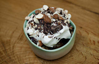 GR�TDESSERT: P�regr�t med vaniljefl�teskumskyr, ristede mandler, brenneslesirup og m�rk sjokolade. Foto: KRISTIAN RIDDER-NIELSEN