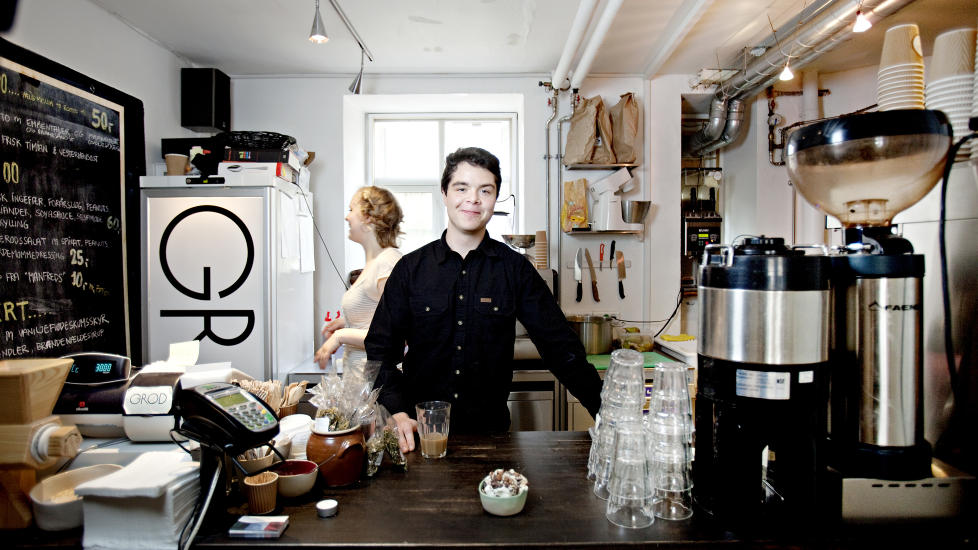 GR�TGR�NDER: Lasse Andersen&nbsp;(22) �pnet for ett �r siden restauranten Gr�d. Som navnet sier, f�r du her bare servert ulike varianter med gr�t. Til venstre medhjelper Sarah Fruergaard. Foto: KRISTIAN RIDDER-NIELSEN