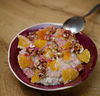 GR�TFRISTELSE: Bygg- og hvetegr�t med frisk appelsin, fryset�rret kirseb�rpulver og karamelliserte hvaln�tter. Foto: KRISTIAN RIDDER-NIELSEN