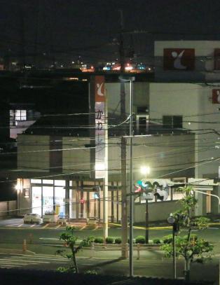 Mann truer fem gisler med kniv i bank i Japan