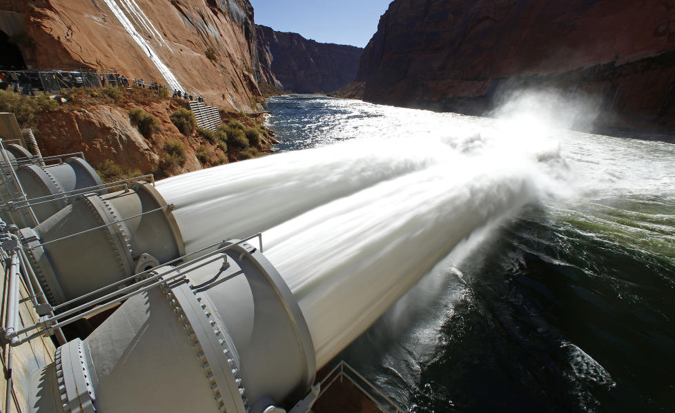 VANNET FLOMMER: USAs innenriksminister Ken Salazar �pnet denne uka ventilene som skal s�rge for at Coloradoelva skal flomme over sine bredder. Foto: AP Photo/The Arizona Republic, Rob Schumacher/NTBScanpix