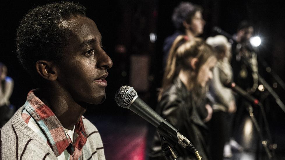 GENUIN OG REFLEKTERT: Det er samtalene de ti unge hovedpersonene imellom som ligger til grunn for forestillingen �Fuck My Life�. Den er slett ikke s� hard som tittelen kan gi inntrykk av. Foto: Dag Jenssen / Det Norske Teatret.