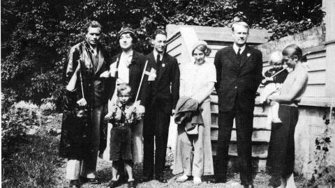 Hagefest:  NS-medlemmer i hagen hos sosialminister Gulbrand Lunde i Stavanger. Fra venstre: Peter �stbye, Maria Quisling, Lunde, Halldis Neeg�rd �stbye, Vikun Quisling og fru Lunde.