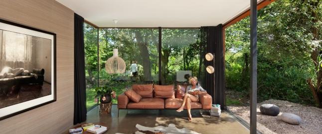 De bor i en gammel togstasjon