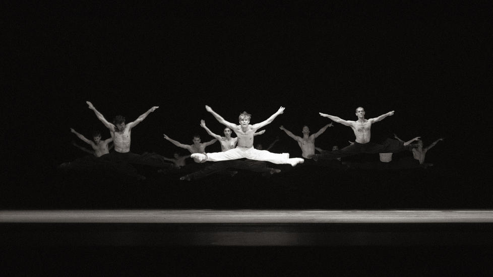 EN TRIUMF: �Sehnsucht�, med norske Silas Henriksen i spissen, er koreografduoen Lightfoot & L�on p� sitt beste. Det er mye � beundre n�r Nederlands Dans Theater gjester Den Norske Opera og Ballett. Foto: Rahi Rezvani / Nederlands Dans Theater.