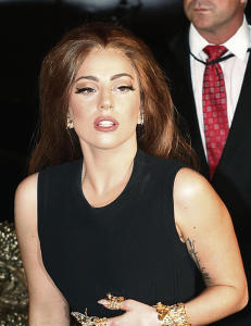 Fans br�t seg inn i garasjen til Lady Gaga