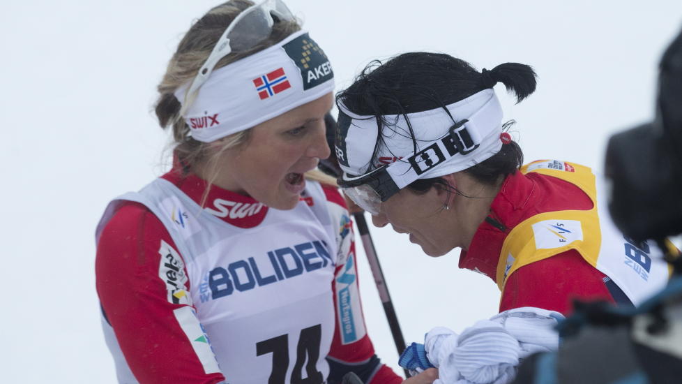 DOBBELT NORSK: Therese Johaug gratulerer Marit Bj�rgen rett etter m�lpassering i G�llivare. Foto: TERJE BENDIKSBY / NTB SCANPIX