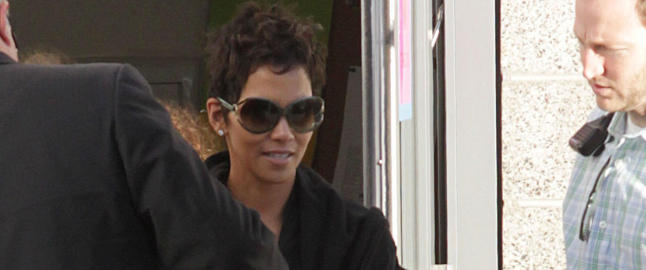 Skuespiller Halle Berry med politieskorte etter slåsskamp