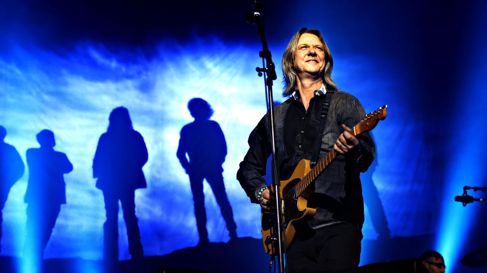 BURSDAG: Med et ikonisk bilde av Hellbillies p� sceneveggen tar Aslag Haugen et overblikk over et feststemt publikum i Oslo Spektrum l�rdag kveld.Foto: Jacques Hvistendahl / Dagbladet