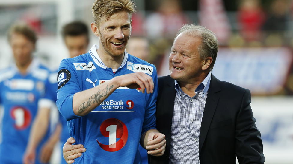 ST�TTE FRA KLUBBEN: Fredrik Bj�rck har v�rt en hit i Troms�. Samtidig har han hatt store utfordringer hjemme i Sverige med en alkoholisert far og en syk mor. Her sammen med TIL-trener Per-Mathias H�gmo. Foto: ERLEND AAS / NTB SCANPIX