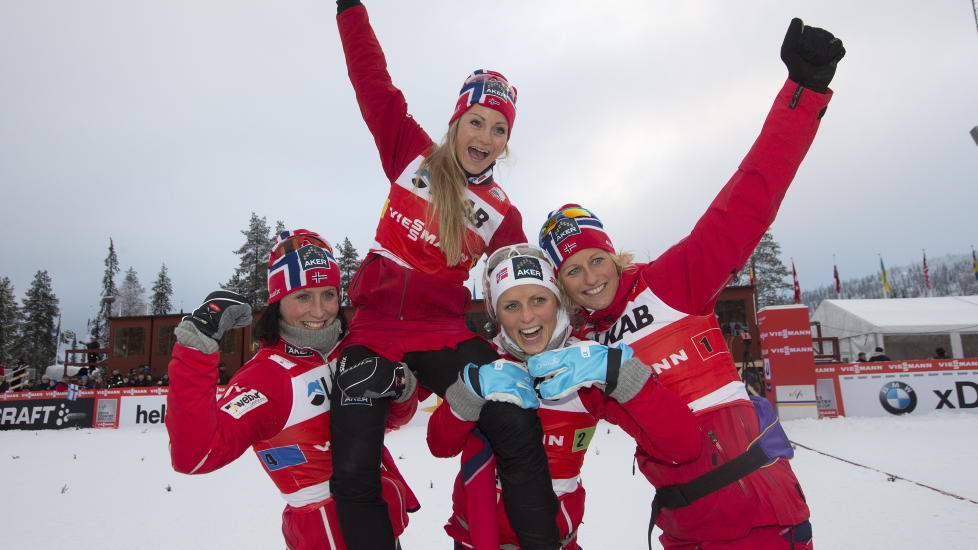 P� GULLSTOL: Martine Ek Hagen fikk sjansen p� Norges f�rstelag og gjorde jobben for Marit Bj�rgen (f.v.), Therese Johaug og Vibeke Skofterud.
Foto: Terje Bendiksby / NTB scanpix