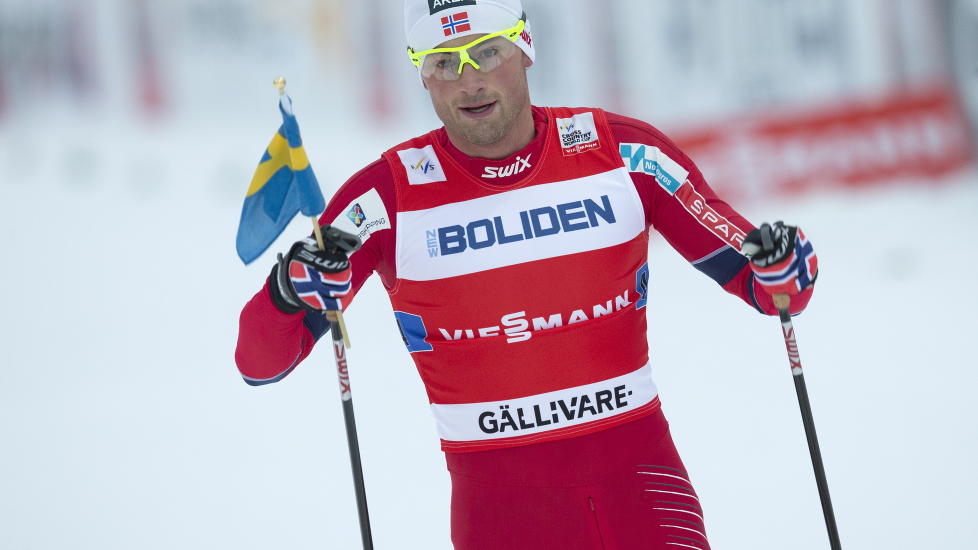 ERTEKROK: Petter Northug hadde et svensk flagg p� oppl�pet da Norge vant dagens verdenscupstafett i G�llivare. 
Foto: TERJE BENDIKSBY / NTB SCANPIX