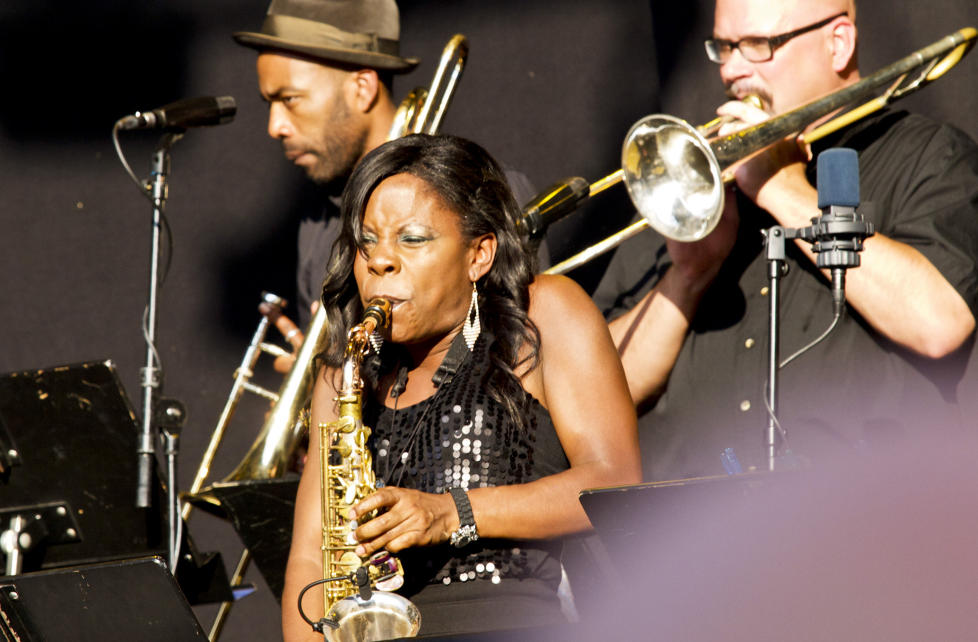 GOD: Tia Fuller er mye mer enn �saksofonisten til Beyonc�, og viser det til gagns p� sitt nye album �Angelic Warrior�. Her i Bergen under Nattjazz i sommer da hun ledet bl�serrekka I Esperanza Spaldings store Radio Music Society. FOTO: TERJE MOSNES