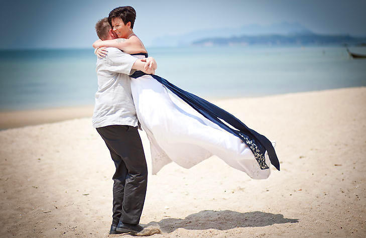 NYGIFTE:  Ann Kristin Kr�ke og Frank Ivar Aamo har nettopp giftet seg p� ei thailandsk sandstrand, og er klar for � leve resten av livet sammen. - Et fantastisk �yeblikk, sier Frank. Foto: FRANK BAGANZ / ANDAMAN PHOTOGRAPHY