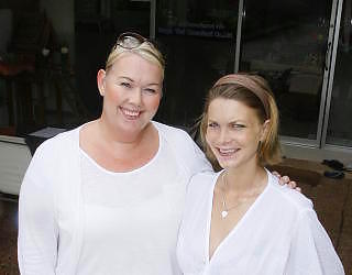 GIFTEKNIVER: Ingeborg Fallet Kristiansen (t.v.) og Anne Lise Eriksen driver firmaet Krabi Spesialisten, som arrangerer alt fra bryllup til utflukter for skandinaviske Thailand-turister. Foto: TORMOD BRENNA